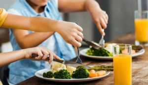 Bambini mangiano verdure (Depositphotos foto) - www.guidamamme.it