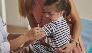 Bambina e vaccino (Depositphotos foto) - www.guidamamme.it
