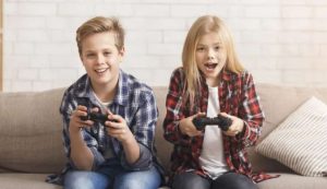 Bambini giocano ai videogiochi (Depositphotos foto) - www.guidamamme.it