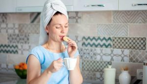Donna fa colazione con biscotti (Depositphotos foto) - www.guidamamme.it