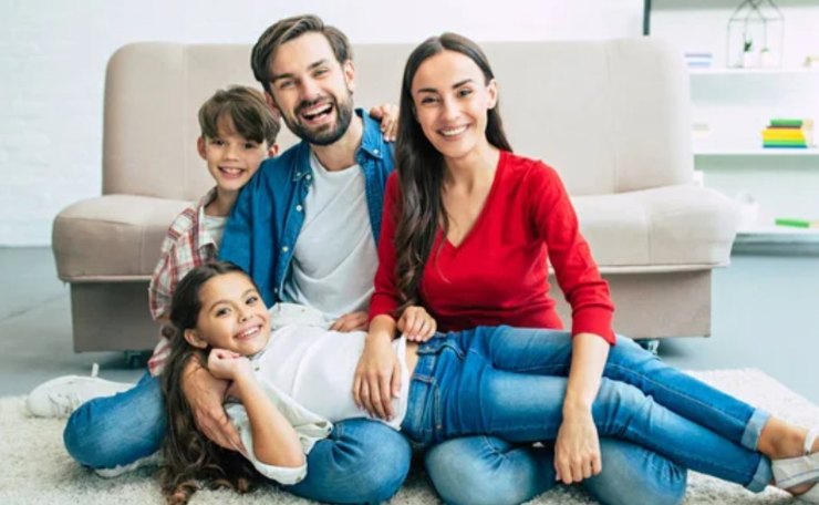 Famiglia felice con figli (Depositphotos foto) - www.guidamamme.it