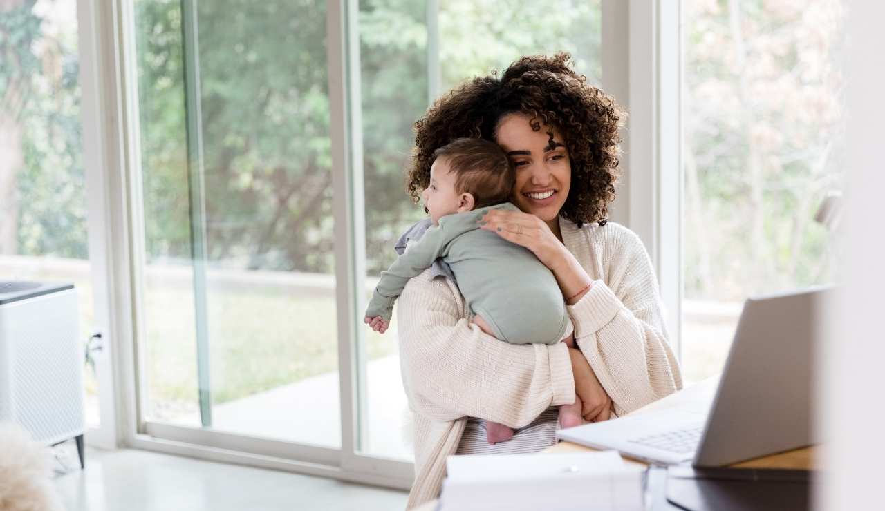 Madre che lavora con figlio