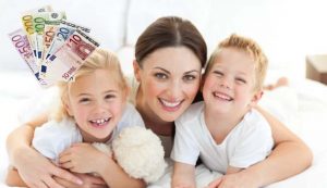 Mamma felice con soldi (Depositphotos foto) - www.guidamamme.it