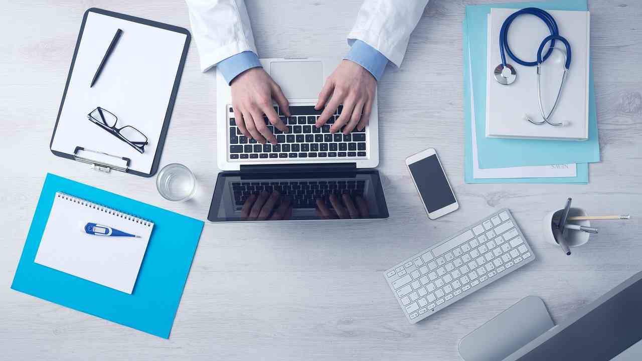 Medico al computer (Pixabay foto) - www.guidamamme.it