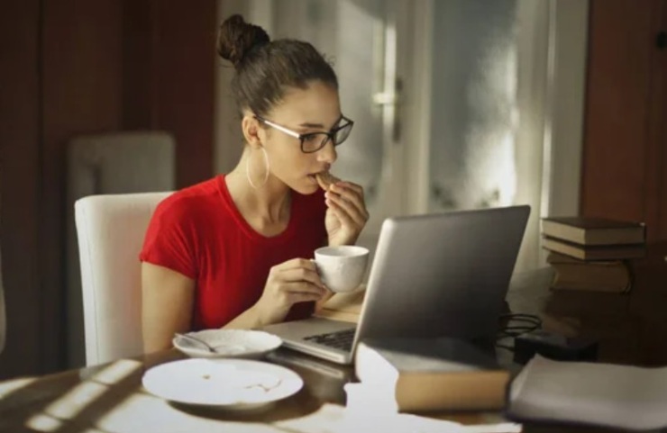 Ragazza mangia un biscotto (Depositphotos foto) - www.guidamamme.it