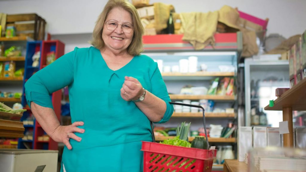 Donna felice al supermercato