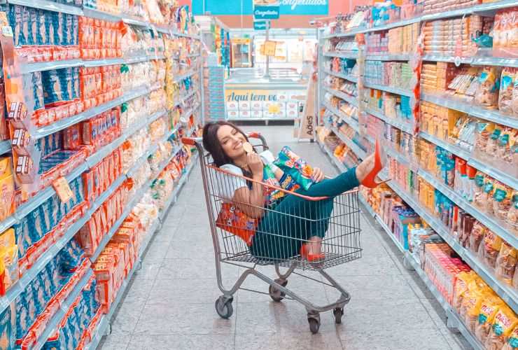 Donna felice al supermercato