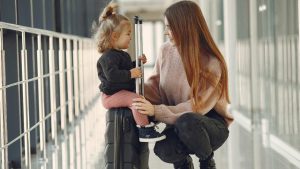 Famiglia felice in aeroporto