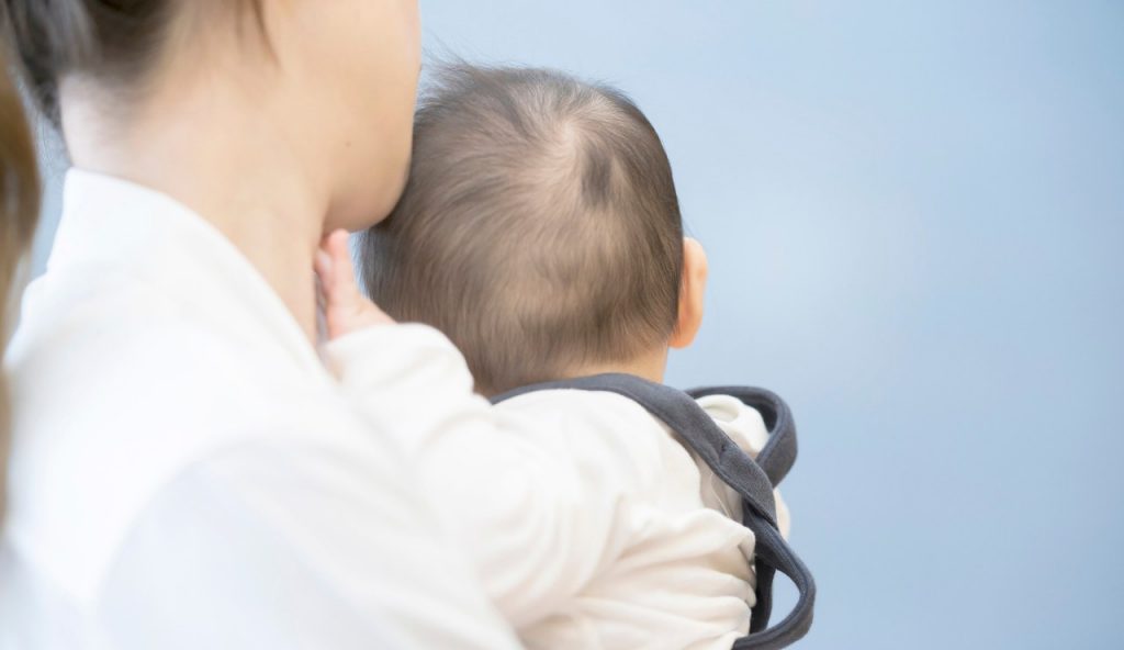 Il marsupio porta bebè: comfort, libertà e contatto nei primi mesi di vita, come scegliere il migliore