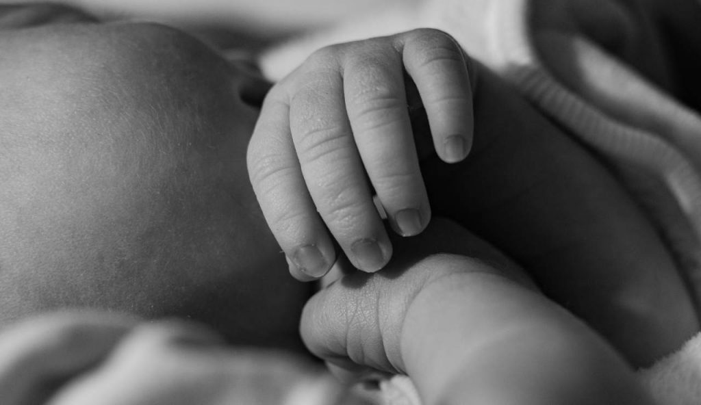 Come capire se il neonato ha fame o sonno: i segnali da cogliere