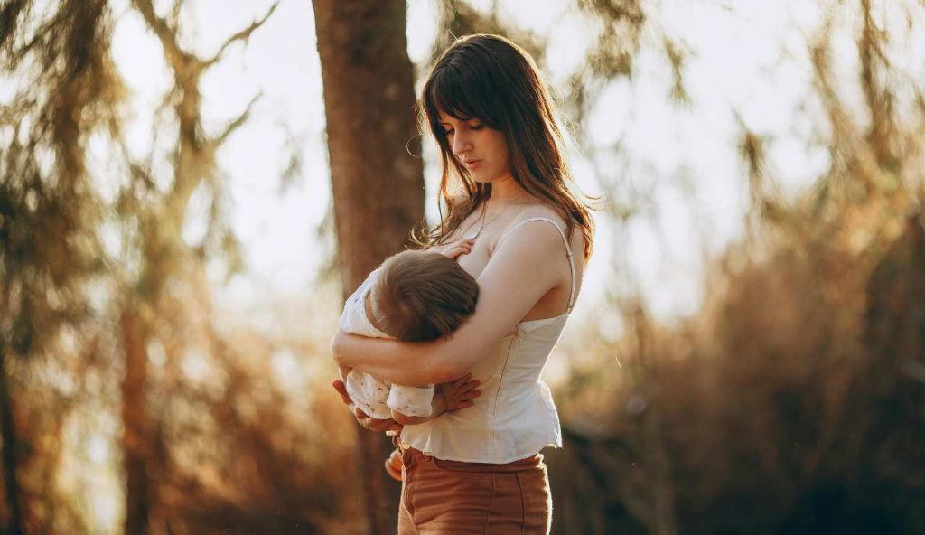 Allattamento: poco latte, allattamento misto e come capire se il bambino mangia abbastanza